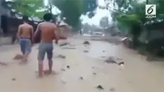 Sebuah rekeman beredar berisi arus deras air yang menerjang permukiman di Pacitan.