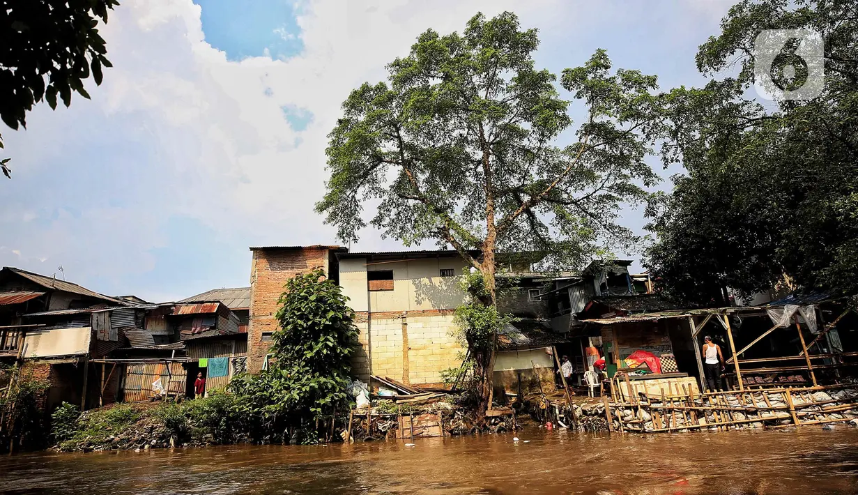 Dengan pendekatan yang lebih humanis, Pemprov Jakarta terus berusaha untuk kembali melanjutkan pengerjaan proyek normalisasi Sungai Ciliwung. (Liputan6.com/Angga Yuniar)