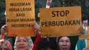 Pekerja Rumah Tangga Migran (PRT Migran) yang tergabung dalam Migrant Care membentangkan poster saat aksi damai di kawasan Bundaran HI, Jakarta, Minggu (18/12). Aksi tersebut memperingati Hari Migran Internasional 2016. (Liputan6.com/Immanuel Antonius)