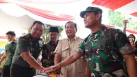Menteri Pertahanan Prabowo Subianto meresmikan 12 titik air yang berlokasi di 5 kecamatan di Pamekasan, Madura, Jawa Timur, Minggu (26/11/2023). (Merdeka.com/Muhammad Genantan Saputra)