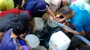 Sejumlah relawan yang didukung para donatur mulai membantu warga yang mengalami kesulitan mendapat air bersih di wilayah Bogor. (merdeka.com/Arie Basuki)