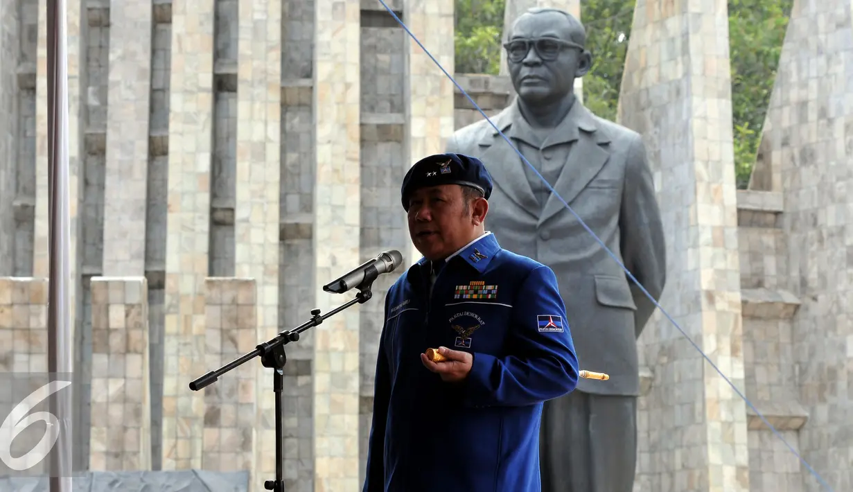 Ketua DPD Partai Demokrat, Nachrowi Ramli saat memimpin upacara Sumpah Pemuda di Tugu Proklamasi, Jakarta, Rabu (28/10). Peringatan Sumpah Pemuda mengusung tema "Selamatkan Anak Muda Indonesia dari Ancaman Bahaya Laten Narkoba". (Liputan6.com/Johan Tallo)