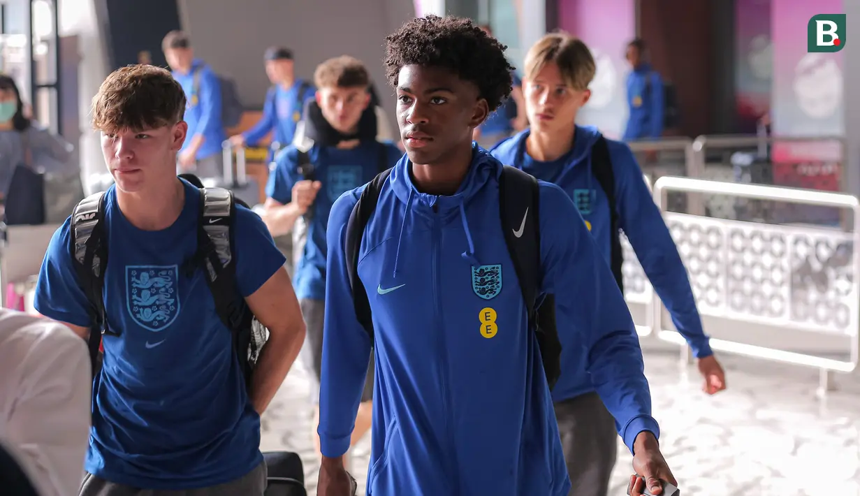 <p>Pemain Timnas Inggris U-17, Josh Acheampong (kanan) dan Tyler Dibling saat tiba di Terminal 3 Bandara Soekarno Hatta, Tangerang, Banten menjelang Piala Dunia U-17 2023 pada Jumat (03/11/2023). (Bola.com/Bagaskara Lazuardi)</p>