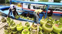 Pekerja mengangkut tabung gas ke dalam kapal di Rawa Saban, Kabupaten Tangerang, Banten, Kamis (17/4). (ANTARA FOTO/Rivan Awal Lingga)