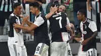 Para pemain Juventus merayakan gol yang dicetak Gonzalo Higuain ke gawang Napoli pada laga Serie A di Stadion Allianz, Turin, Sabtu (31/8). Juventus menang 4-3 atas Napoli. (AFP/Alessandro di Marco)