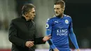 Pelatih Leicester City, Claude Puel (kiri) memberikan masukan kepada Jamie Vardy saat melawan West Ham pada laga Premier League di London Stadium, London, (24/11/2017). Wets Ham tahan Leicester City 1-1. (AFP/Ian Kington)