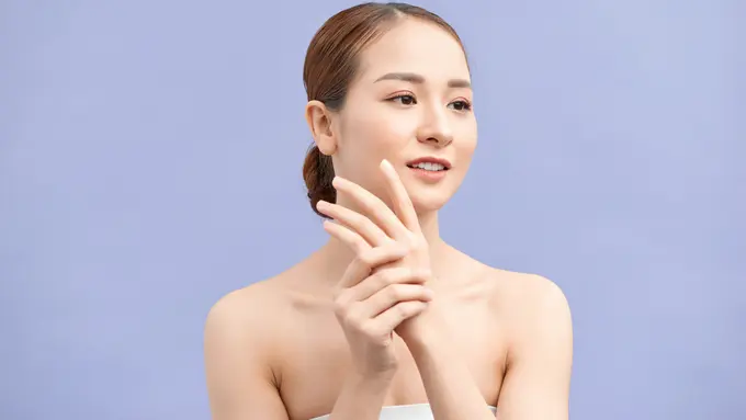 Skincare Nggak Cuma Buat Wajah, Kulit Tubuh Juga Perlu Perawatan Biar Tetap Glowing