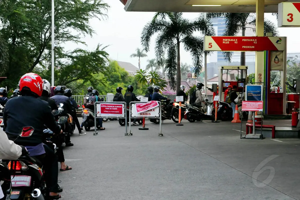 BBM Bersubsidi Langka, Warga Antre di SPBU