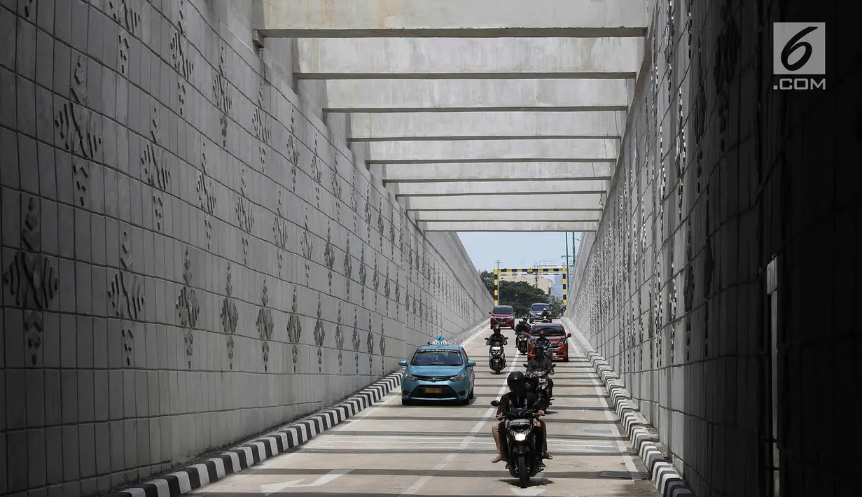 Sejumlah kendaraan melintasi underpass Matraman di Jakarta, Senin (10/4). Dibuatnya Underpass ini bertujuan mengurai kemacetan dari arah Cikini, Suropati, Menteng, menuju daerah Pramuka dan Matraman hingga Jatinegara. (Liputan6.com/Immanuel Antonius)