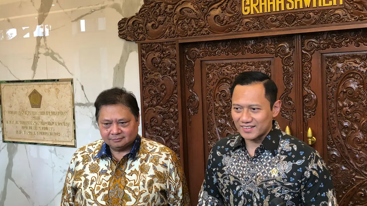 Menteri ATR/BPN Agus Harimurti Yudhoyono (AHY) mengunjungi kantor Menko Airlangga Hartarto, Senin (26/2/2024) sore. (Tira/Liputan6.com)