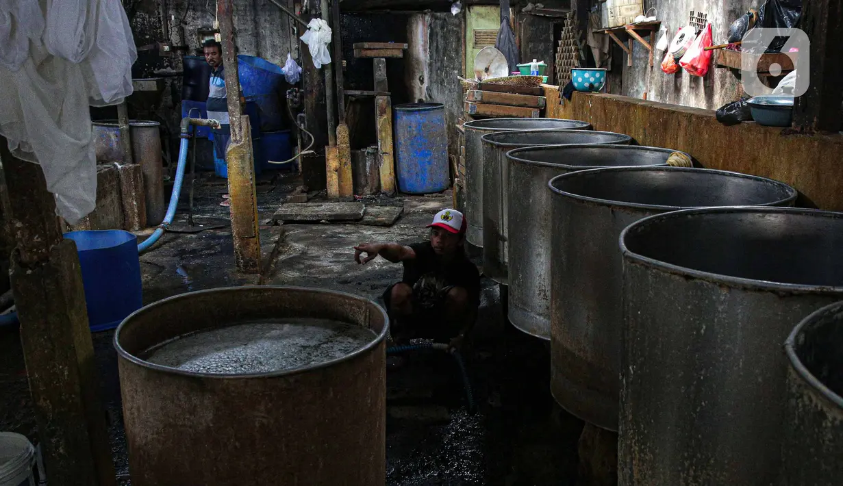 Suasana sepi tempat produksi tahu ketika melakukan mogok produksi di pabrik tahu di Jakarta, Senin (21/2/2022). Sejumlah pekerja pembuat tempe dan tahu di Jabodetabek melakukan aksi mogok produksi pada Senin (21/2) hingga Rabu (23/2). (Liputan6.com/Faizal Fanani)