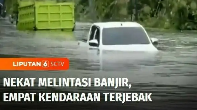 Nekat melintasi jalan yang terendam banjir, empat kendaraan terjebak banjir di jalan trans Sulawesi, Kabupaten Konawe Utara, Sulawesi Tenggara, Sabtu pagi. Tidak ada korban jiwa dalam kejadian ini, seluruh sopir dan penumpang mobil berhasil menyelama...