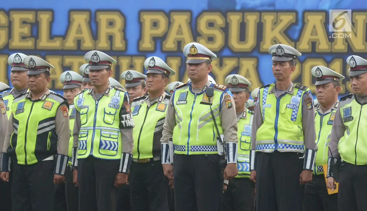 Sejumlah polisi lalu lintas mengikuti apel Operasi Patuh Jaya 2019 di Lapangan Promoter Polda Metro Jaya, Jakarta, Kamis (29/8/2019). Polda Metro Jaya menggelar operasi lalu lintas bersandi Operasi Patuh Jaya 2019 selama 14 hari dari 29 Agustus hingga 11 September 2019. (merdeka.com/Imam Buhori)