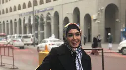 Pelantun 'Lilin-Lilin Kecil' ini tampak memesona mengenakan hijab bernuansa kalem dengan motif abstrak. Busana yang dikenakan pun berwarna senada dengan warna hijab yang dipakainya. Pilihan warna hitam menjadi warna favorit Yuni selama di Arab Saudi.(Liputan6.com/IG/@yunishara36)