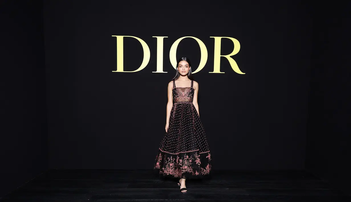 Rachel Zegler mengenakan gaun tulle hitam dan merah bersulam Dior Cruise 2024. Dia juga memakai sepatu Dior. [Dior]