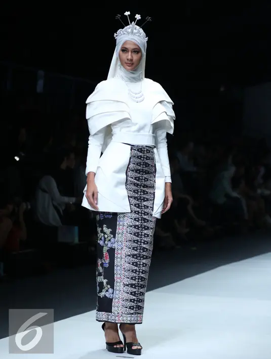 Seorang model membawakan busana Wardah Cosmetik  rancangan Zaskia Sungkar  pada hari kedua Jakarta Fashion Week (JFW) 2016 di Senayan city, Jakarta, Minggu (25/10/2015). Wardah Cosmetics terpilih sebagai Official JFW 2016. (Liputan6.com/Herman Zakharia)