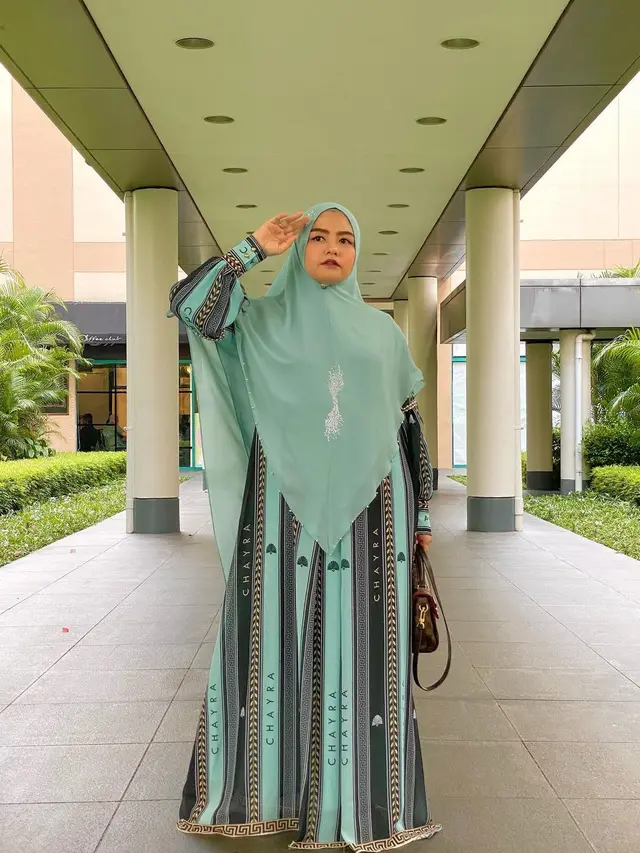 Potret Tika Eks T2 Kenakan Baju Gamis, Bisa Jadi Inspirasi. (Sumber: Instagram/tika_ramlan)