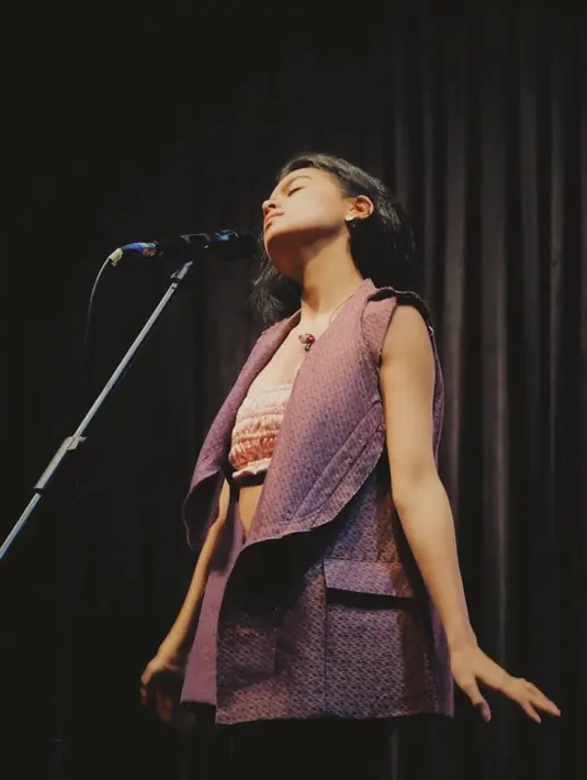 Momen pemeran sinetron 'Sherina' saat tampil dalam acara North Sumatra Jazz Festival di Medan 2018 silam. Putri Spohia Latjuba ini tampil modis dengan perpaduan crop top dan outer bewarna ungu. (Liputan6.com/IG/@evacelia)