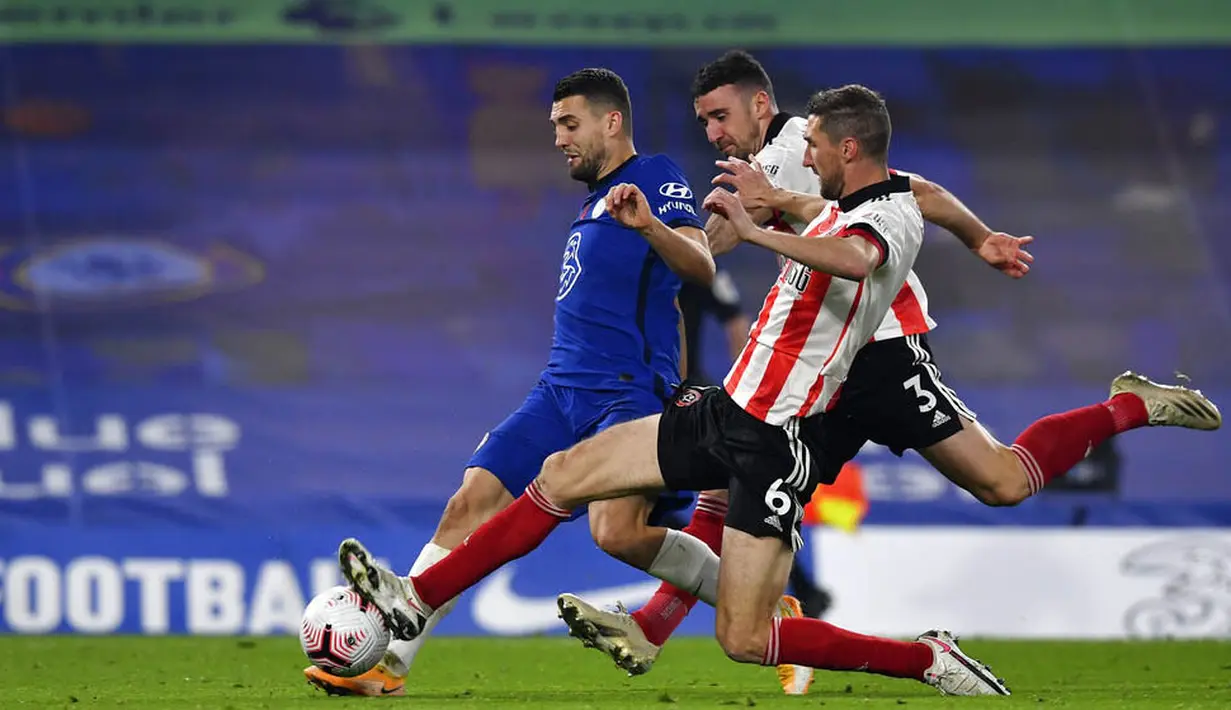 Gelandang Chelsea, Mateo Kovacic, berusaha melewati pemain Sheffield United pada laga Liga Inggris di Stadion Stamford Bridge, Sabtu (7/11/2020). Chelsea menang dengan skor 4-1. (Ben Stansall/Pool via AP)
