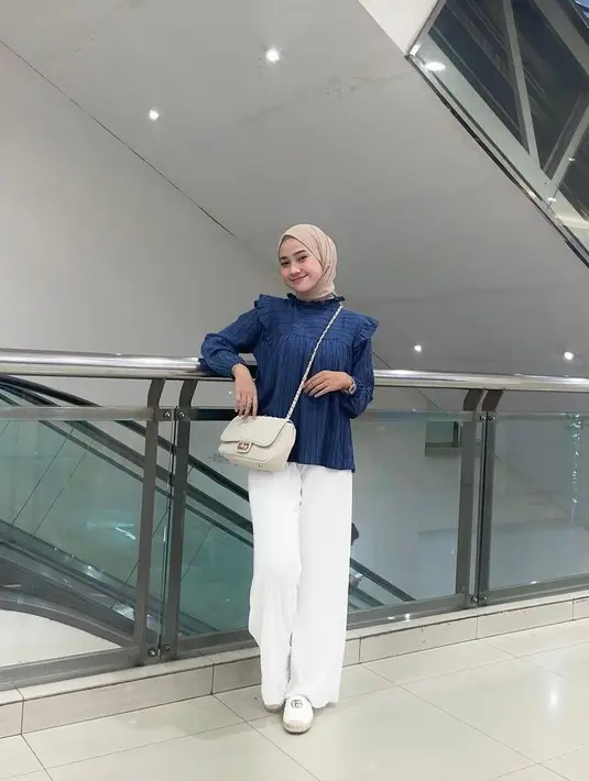 Selain itu, baju warna biru dongker juga cocok lho dipadukan dengan hijab warna nude. Seperti look ala hijaber Kirana satu ini. (Instagram/inikiranaaa___).