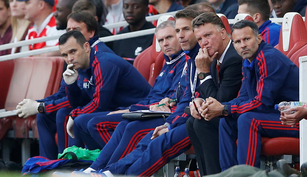 Pelatih Manchester United Louis van Gaal dan Asistennya terlihat murung saat Manchester United kebobolan menit awal Oleh Arsenal di Emirates Stadium, Minggu (04/10/2015). Arsenal menang 3-0 atas MU. (Action Images via Reuters / Carl Recine) 