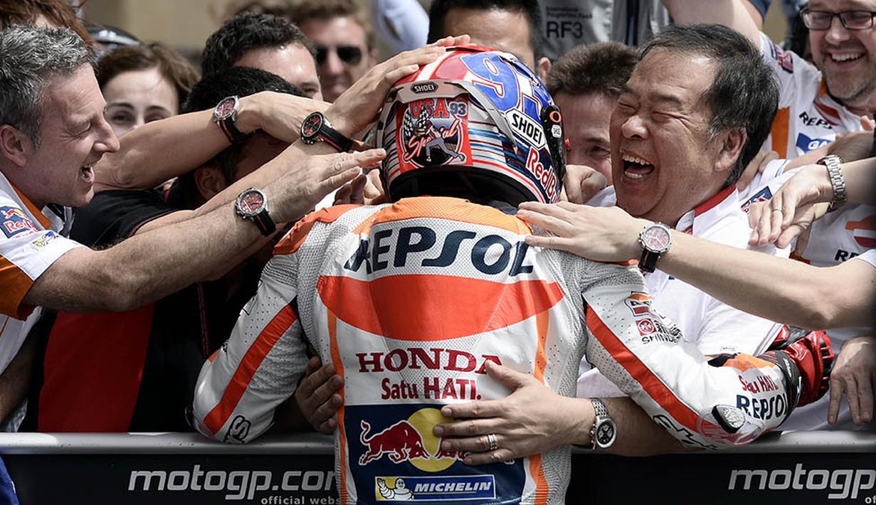 Pebalap Repsol Honda, Marc Marquez, merayakan kemenangannya pada MotoGP Austin di Texas, Amerika Serikat, Senin (11/4/2016) dini hari WIB. Pebalap Spanyol itu mencatatkan waktu 43 menit 57,945 detik. (EPA/Paul Buck)