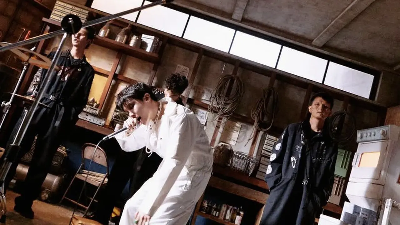 Tampilan JHope BTS di video klip lagu More