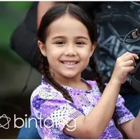 Ada - ada saja kelakuan Nicole Elizabeth Rossi, bintang cilik Elif Indonesia di Lokasii syuting. Ia meminjam kamera seorang rekan wartawan dan berpura-pura jadi cameraman.