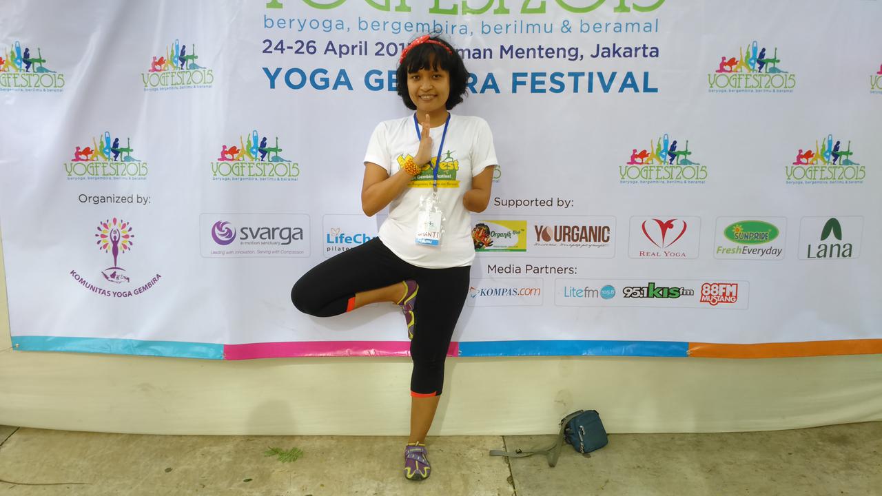 Hanya Satu Lengan, Shanti Mendera Lihai Lakukan Yoga