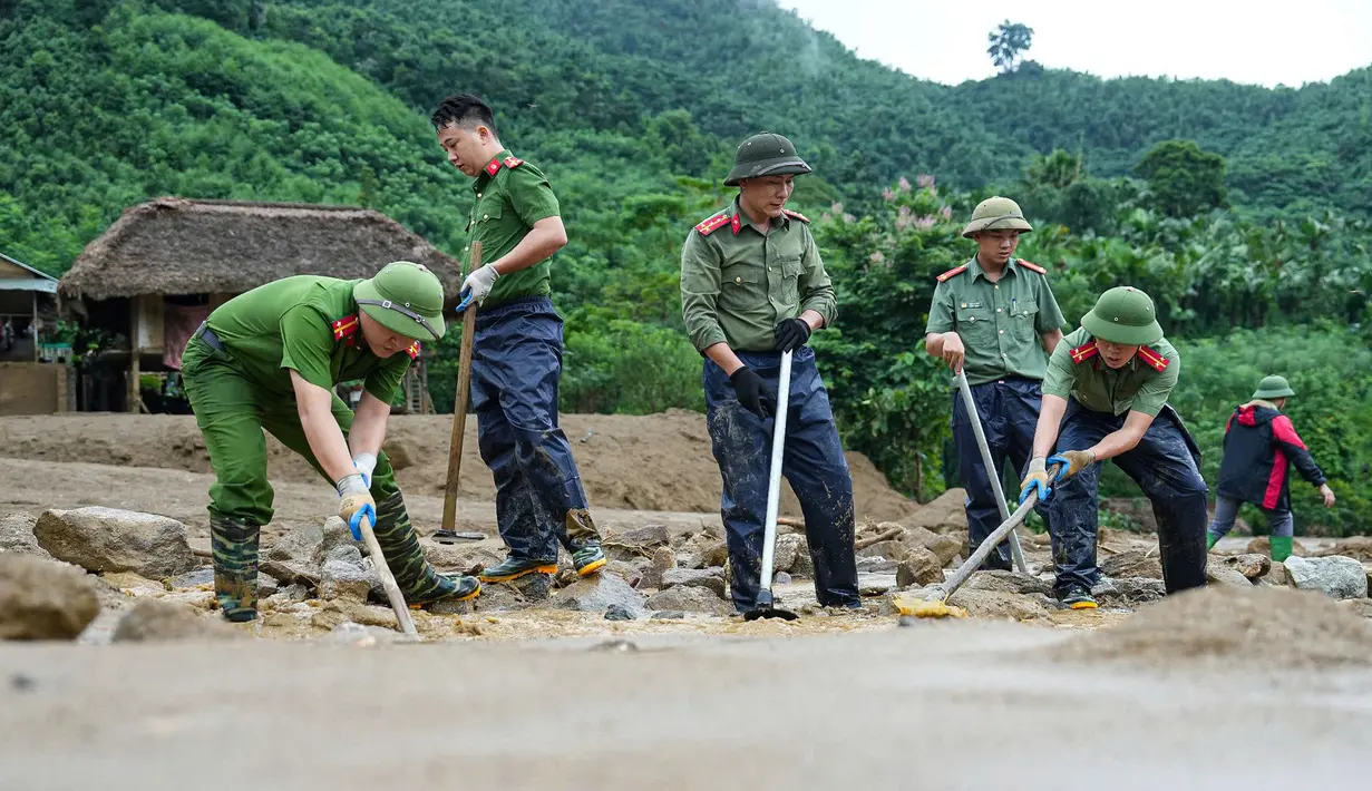 Petugas polisi mencari korban yang tertimbun lumpur setelah tanah longsor melanda desa pegunungan terpencil Lang Nu, di provinsi Lao Cai pada tanggal 11 September 2024. (Foto: AFP)