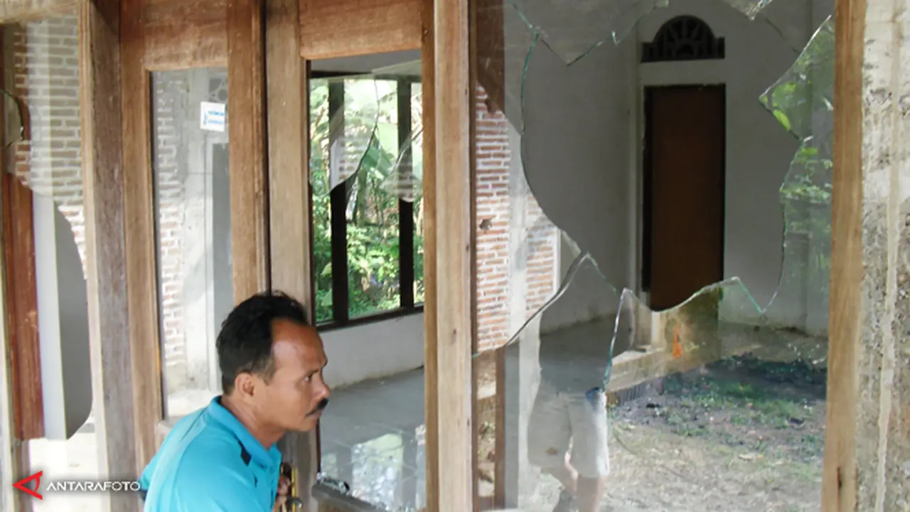 rusak-masjid-ahmadiyah-130517c.jpg