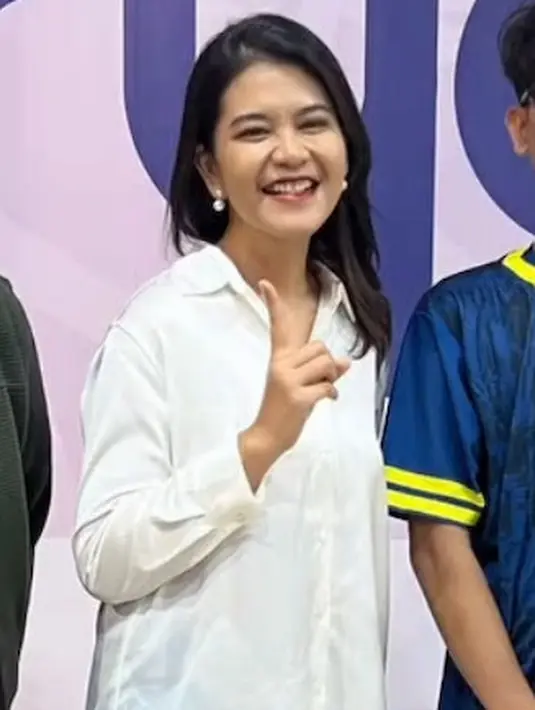 Wajahnya dipoles dengan makeup natural, hanya tampak lipstik merah maroon. Rambut hitam sebahu dibiarkan terurai dengan poni sampingnya.  [@hincaippandjaitanxiii]