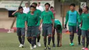 Pemain Timnas Indonesia U-16 bersiap melakukan latih tanding melawan PersijaPusat U-16 di Lapangan Atang Sutresna, Jakarta, Selasa (4/7). Latih tanding ini persiapan akhir jelang Piala AFF U-15 Thailand, 9-22 Juli. (Liputan6.com/Helmi Fithriansyah)
