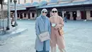 Meski sudah berkeluarga, Dinda Hauw pun tetap mengajak ibunda berlibur, misalnya saja ke Turki dengan kompak mengenakan long coat. [Instagram/@dindahw]
