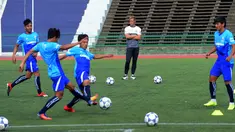 Gelandang Jepang, Keisuke Honda (tengah) menyaksikan pemain timnas Kamboja berlatih di Stadion Olimpiade Nasional di Phnom Penh, (4/9). Federasi Sepak Bola Kamboja (FFC) mengontrak Honda menjadi pelatih berdurasi dua tahun. (AFP Photo/Tang Chhin Sothy)