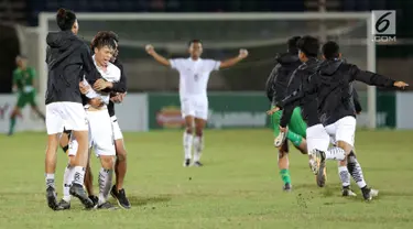 Pemain timnas U-19 Thailand berselebrasi setelah mengalahkan timnas Malaysia pada partai final Piala AFF U-18 2017, di Stadion Thuwunna, Myanmar (17/9). Tim Gajah Perang menang dua gol tanpa balas melawan Harimau Muda. (Liputan6.com/Yoppy Renato)