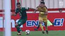 Bek Persebaya, Otavio Dutra (kiri) berusaha menahan pemain Bhayangkara FC, Dendy Sulistyawan pada lanjutan Go-Jek Liga 1 Indonesia bersama Bukalapak di Lapangan PTIK, Jakarta, Rabu (11/7). Laga berakhir imbang. (Liputan6.com/Helmi Fthriansyah)