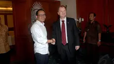 Menaker Hanif Dhakiri saat menerima kunjungan Direktur ILO untuk Indonesia, Jakarta, Senin (17/11/2014). (Liputan6.com/Johan Tallo)