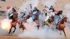 Aksi penunggang kuda saat upacara pembukaan Festival Tan-Tan Moussem Berber ke-14 di Kota Tan-Tan, Maroko, Jumat (6/7). Seluruh suku nomaden di Markoko akan berkumpul di Gurun Sahara. (KARIM SAHIB/AFP)