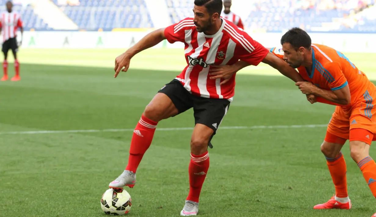 Graziano Pelle mencoba melindungan bola dari sergapan gelandang Valencia. (Bola.com/Reza Khomaini)