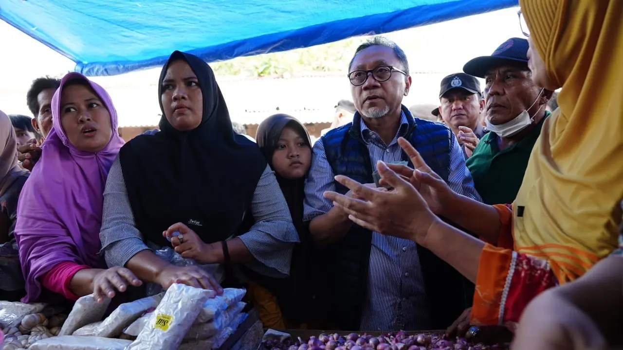 Menteri Perdagangan Zulkifli Hasan meninjau pasar Kalianda di Lampung Selatan, Lampung, Rabu (28/6/2023). (Dok Kemendag)