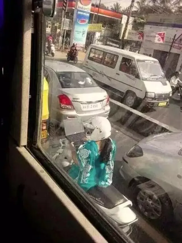 6 Potret Emak-Emak di Lampu Merah Bikin Tepuk Jidat, Penguasa Jalanan Beraksi