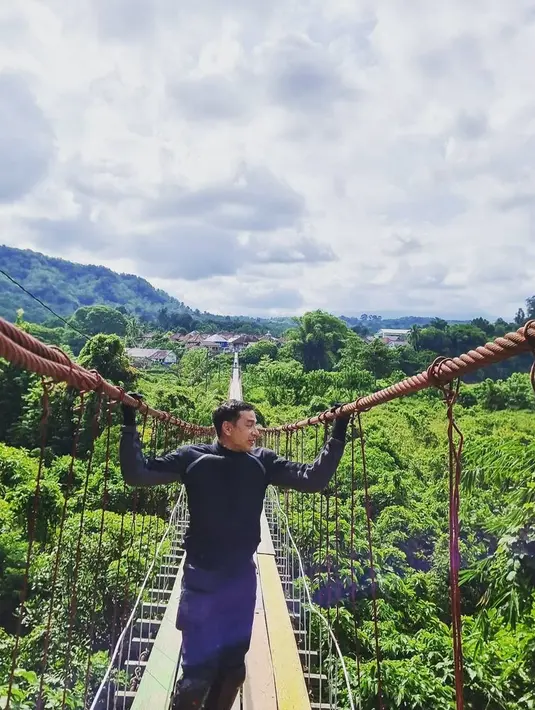 Masih melanjutkan momen yang terjadi saat itu, penonton menurut Lianto Wongso semakin histeris. Tak ayal, Ari Wibowo dan Adjie Massaid beserta model lainnya harus dievakuasi lewat jalur khusus guna mereda antusiasme penonton yang semakin tak terkendali. (Instagram/ariwibowo_official)