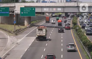 Kendaraan melaju di tol Jakarta-Merak, Tangerang, Sabtu (18/12/2021). Pemerintah menerapkan sejumlah syarat perjalanan darat bagi penumpang atau pengguna moda transportasi darat selama libur Natal dan Tahun Baru 2022 (Nataru), salah satunya menunjukkan kartu vaksin. (Liputan6.com/Angga Yuniar)