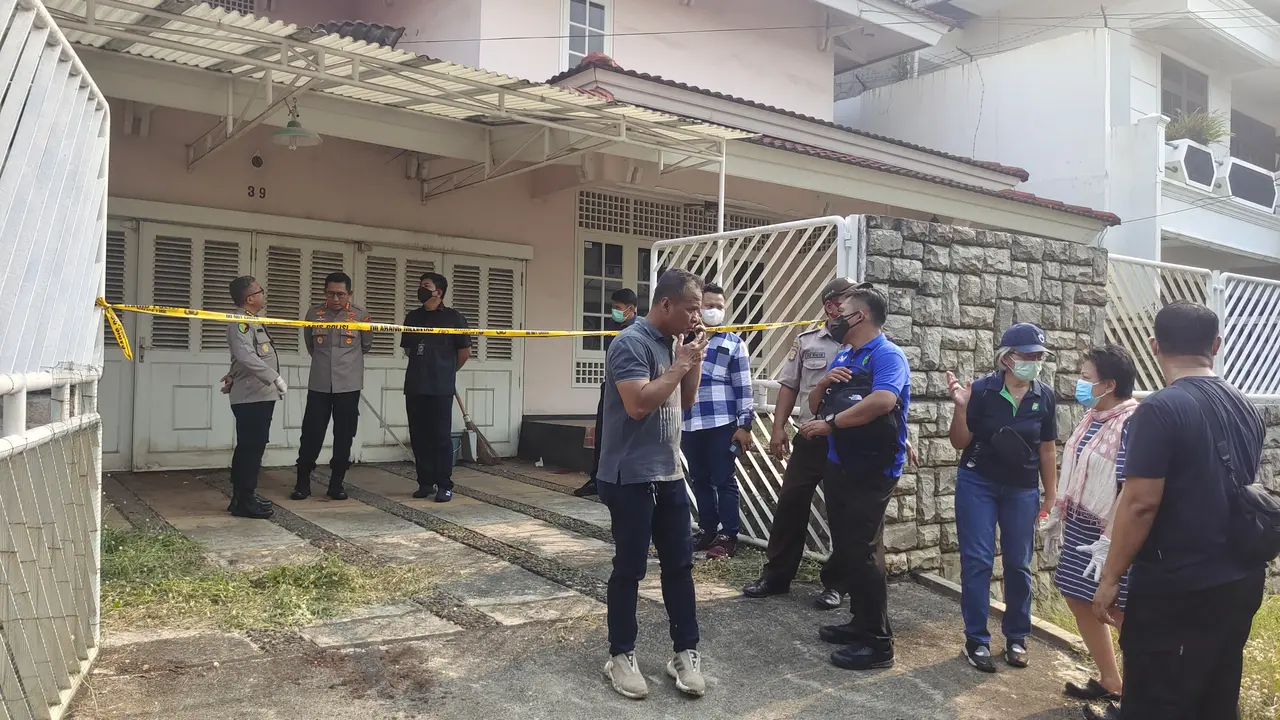 Penemuan dua mayat dari salah satu rumah di kawasan perumahan elit, Cinere, Kota Depok, Jawa Barat sempat membuat geger warga sekitar. Itulah top 3 news hari ini.