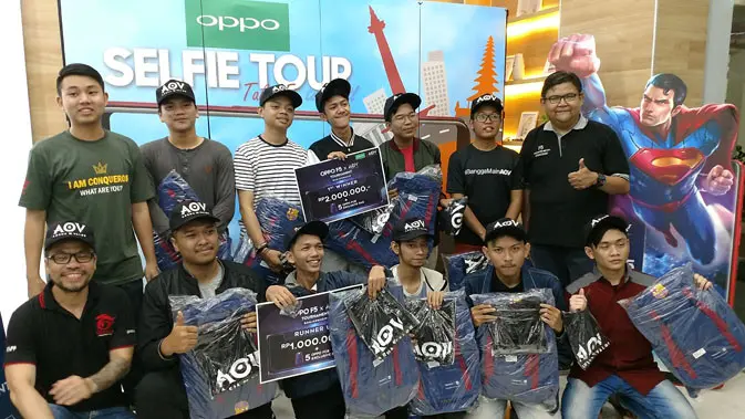 Pemenang turnamen Oppo F5 x AoV di Banjarmasin, Minggu (14/1/2018). Liputan6.com/ Yuslianson