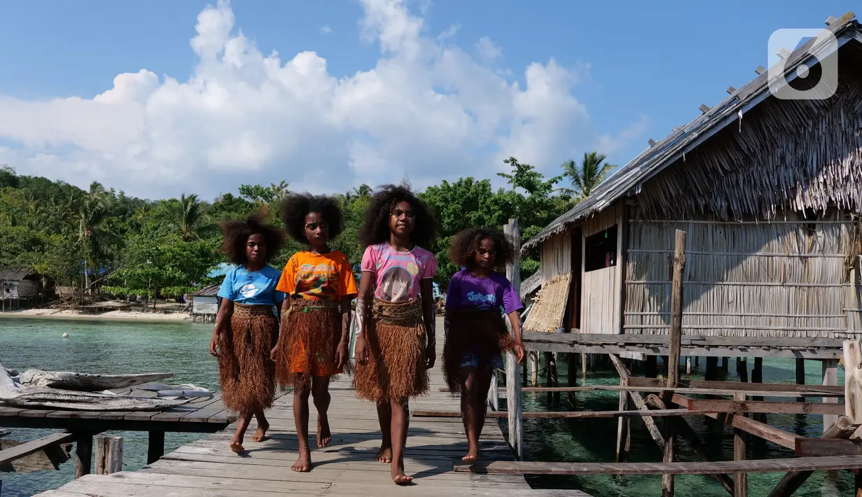 Sejumlah anak-anak bersiap mengikuti latihan tari di rumah seni Sawinggrai, Raja Ampat, Papua Barat, Jumat (22/11/2019). Pertamina melalui program tanggung jawab sosialnya membangun Rumah Seni Budaya Sawinggrai pada tahun 2016. (Liputan6.com/Herman Zakharia)