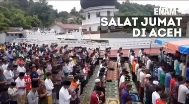 Warga Pidie Jaya Aceh tetap jalankan ibadah salat jumat diantara reruntuhan masjid Jami Quba