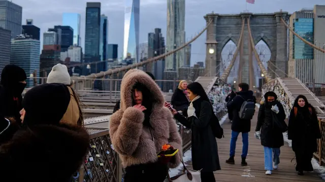 Derita Jembatan Brooklyn nan Ikonis karena Ulah Turis, Tisu Bekas hingga Kondom Penuhi Pagar