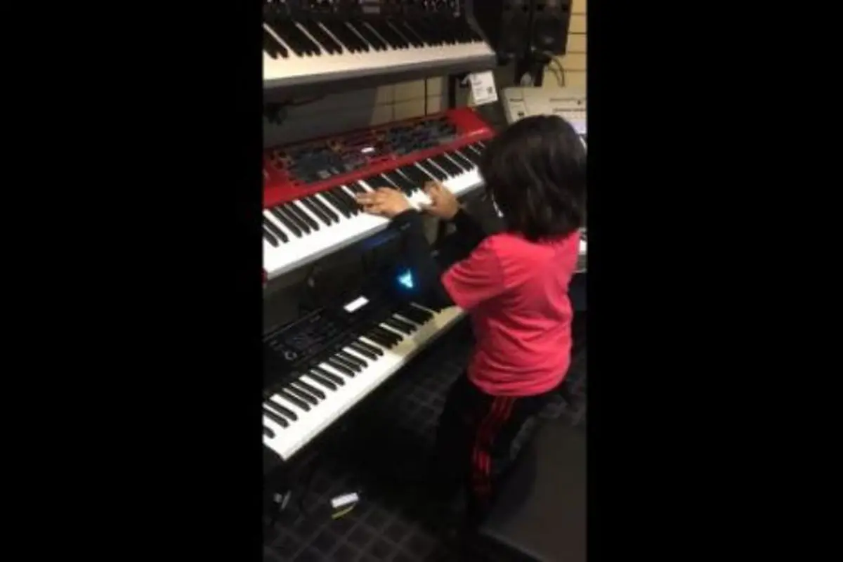 Ngetes Keyboard di Toko, Anak 9 Tahun Ini Bikin Netizen Nganga!